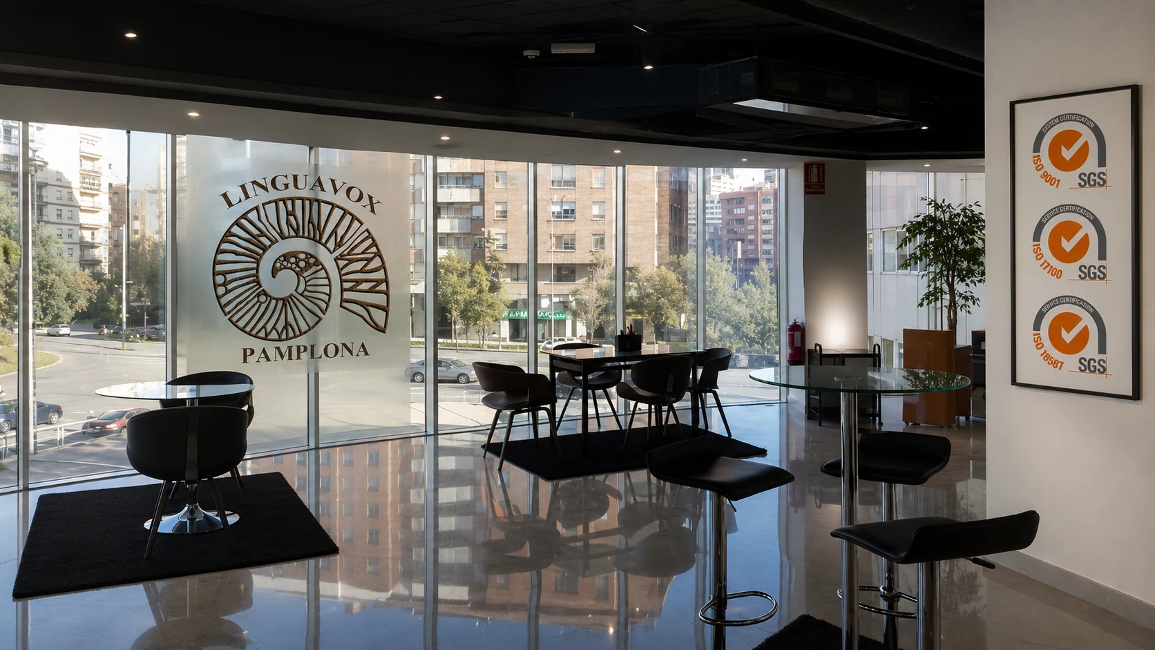 Oficina de LinguaVox en Pamplona con identidad LinguaVox y certificaciones ISO